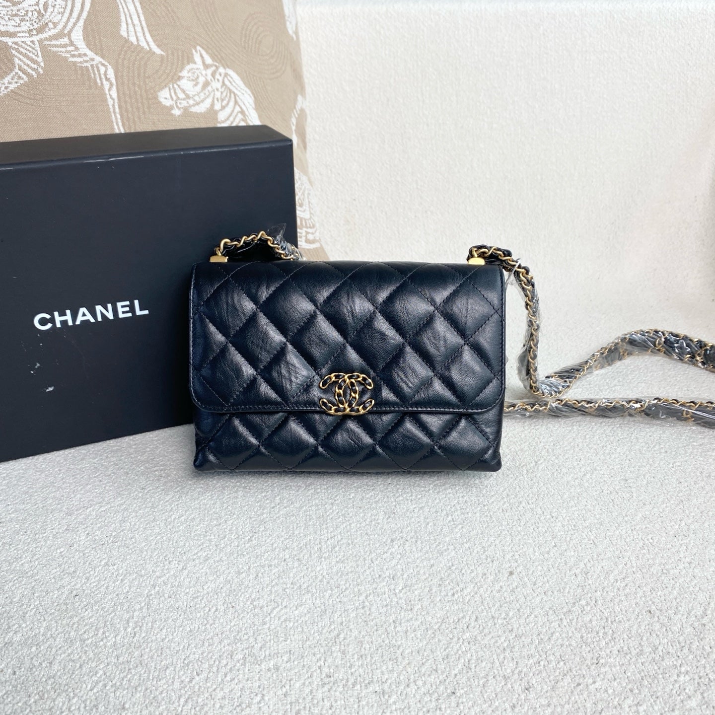 Chanel - 19 Series Small Flap Bag - Cowhide leather - Black with Gold-Tone Hardware - (mini)