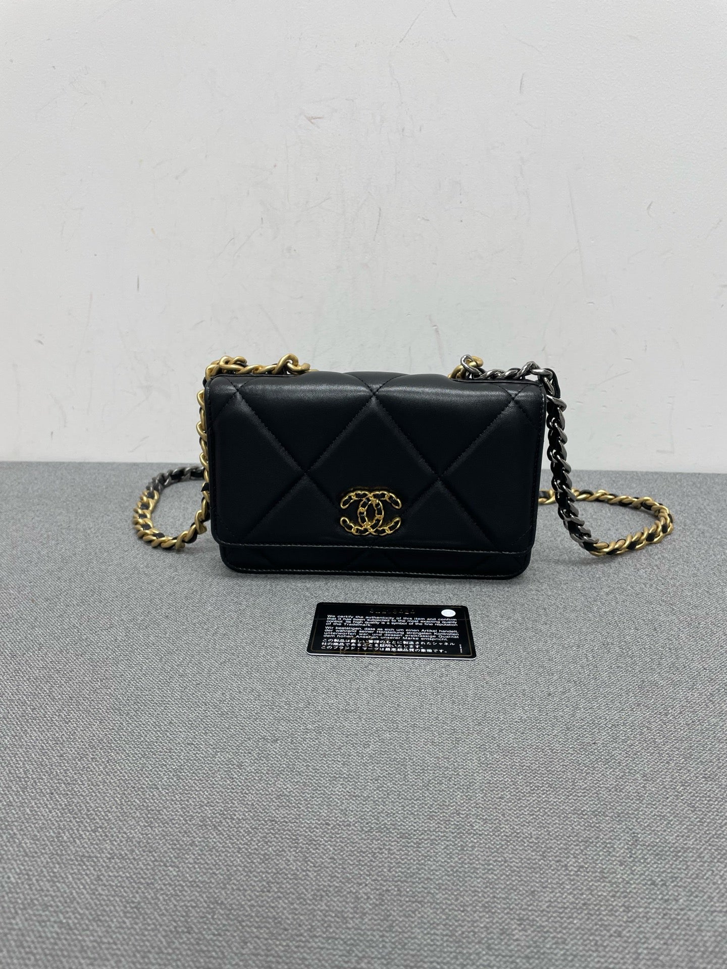 Chanel - 19 WOC - Leather - Black - (mini)