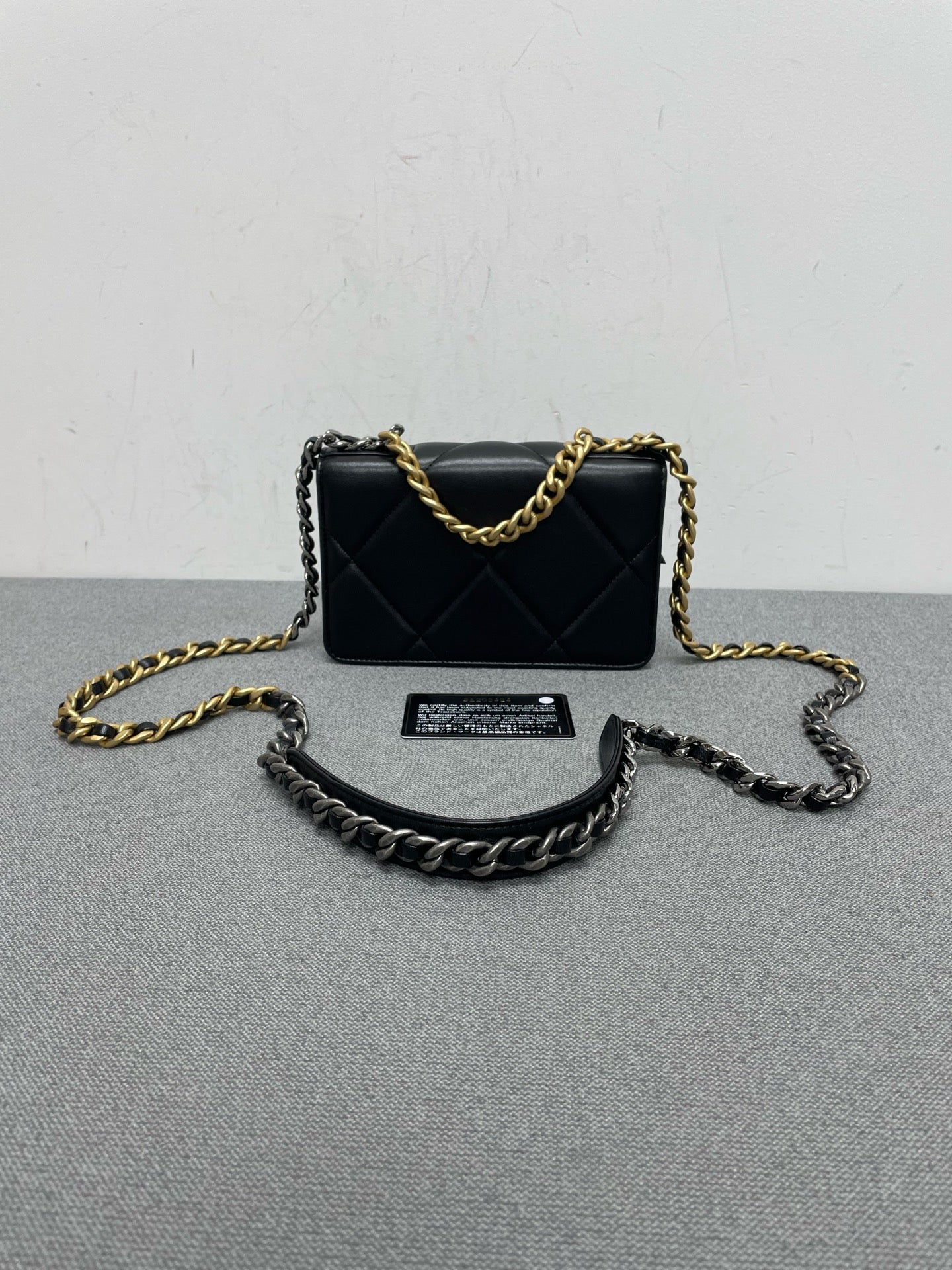 Chanel - 19 WOC - Leather - Black - (mini)