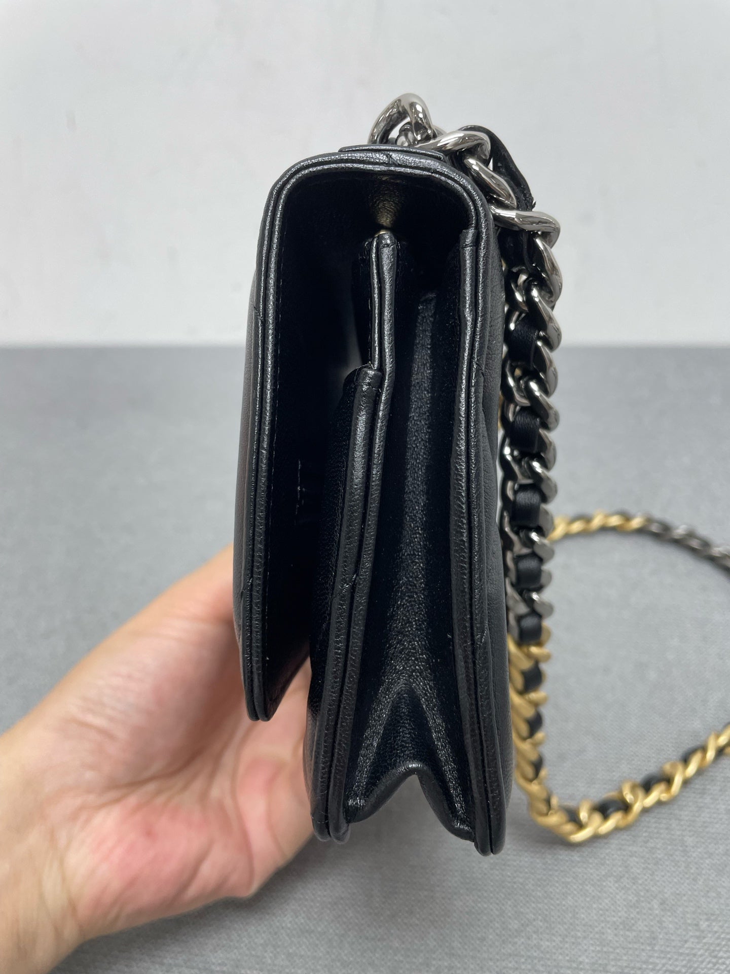 Chanel - 19 WOC - Leather - Black - (mini)