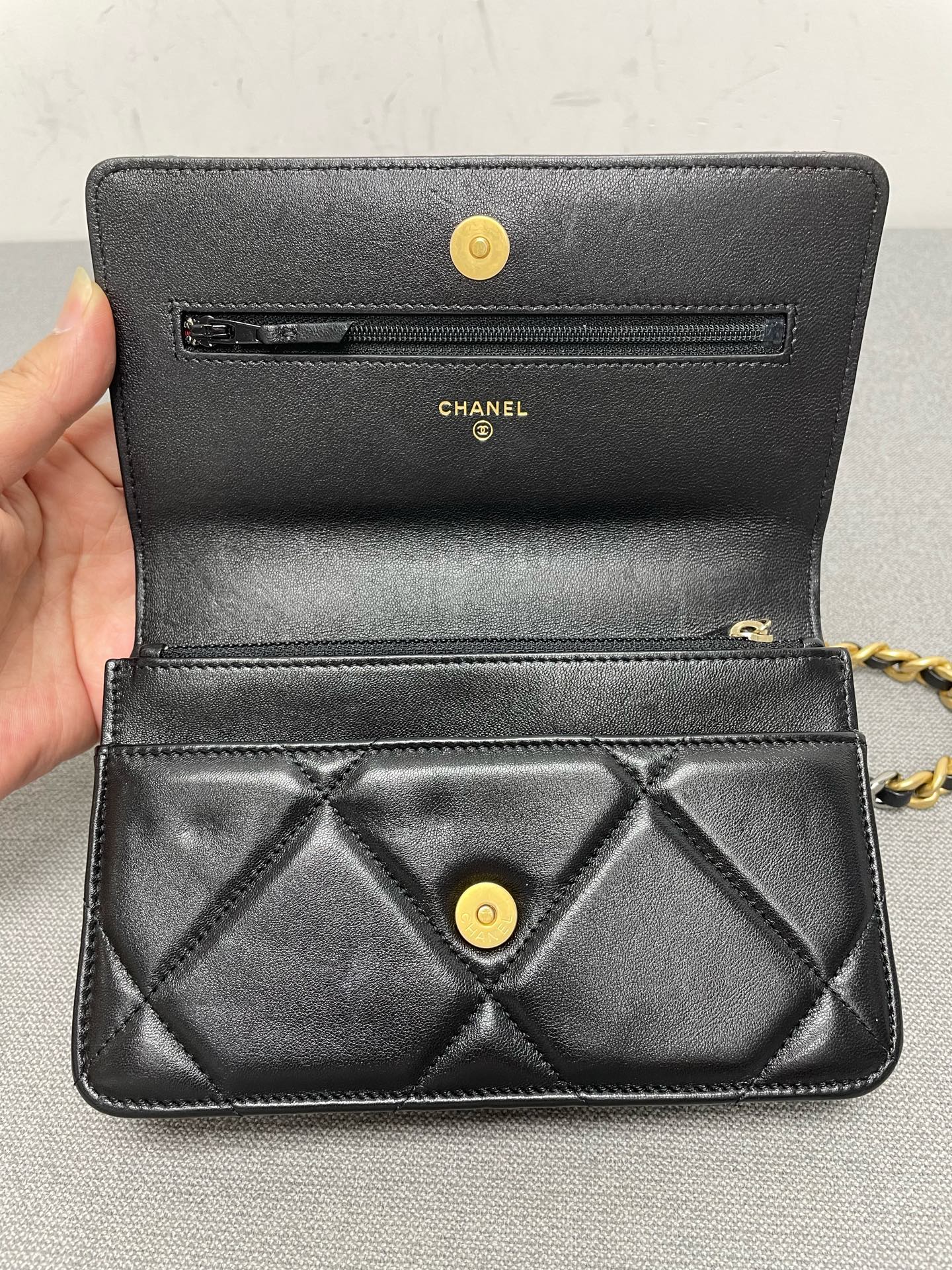 Chanel - 19 WOC - Leather - Black - (mini)