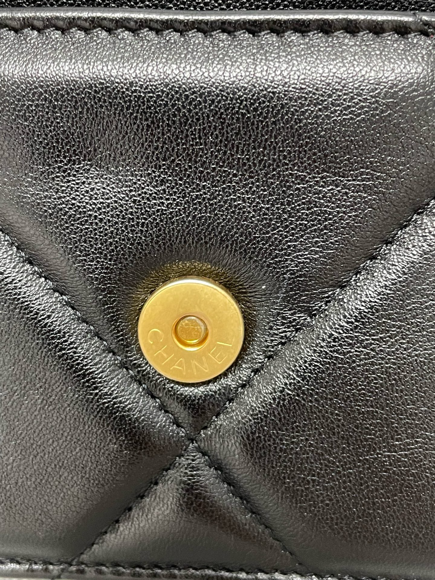 Chanel - 19 WOC - Leather - Black - (mini)