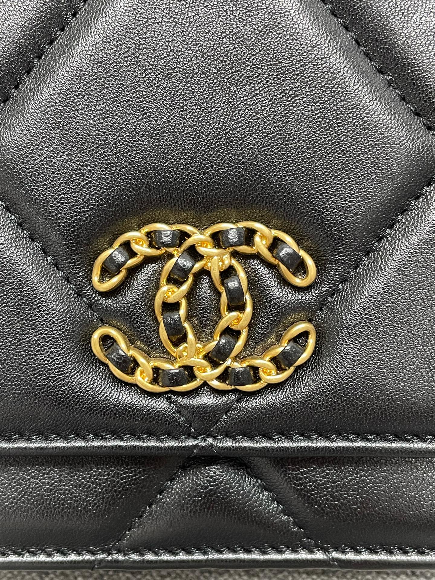 Chanel - 19 WOC - Leather - Black - (mini)