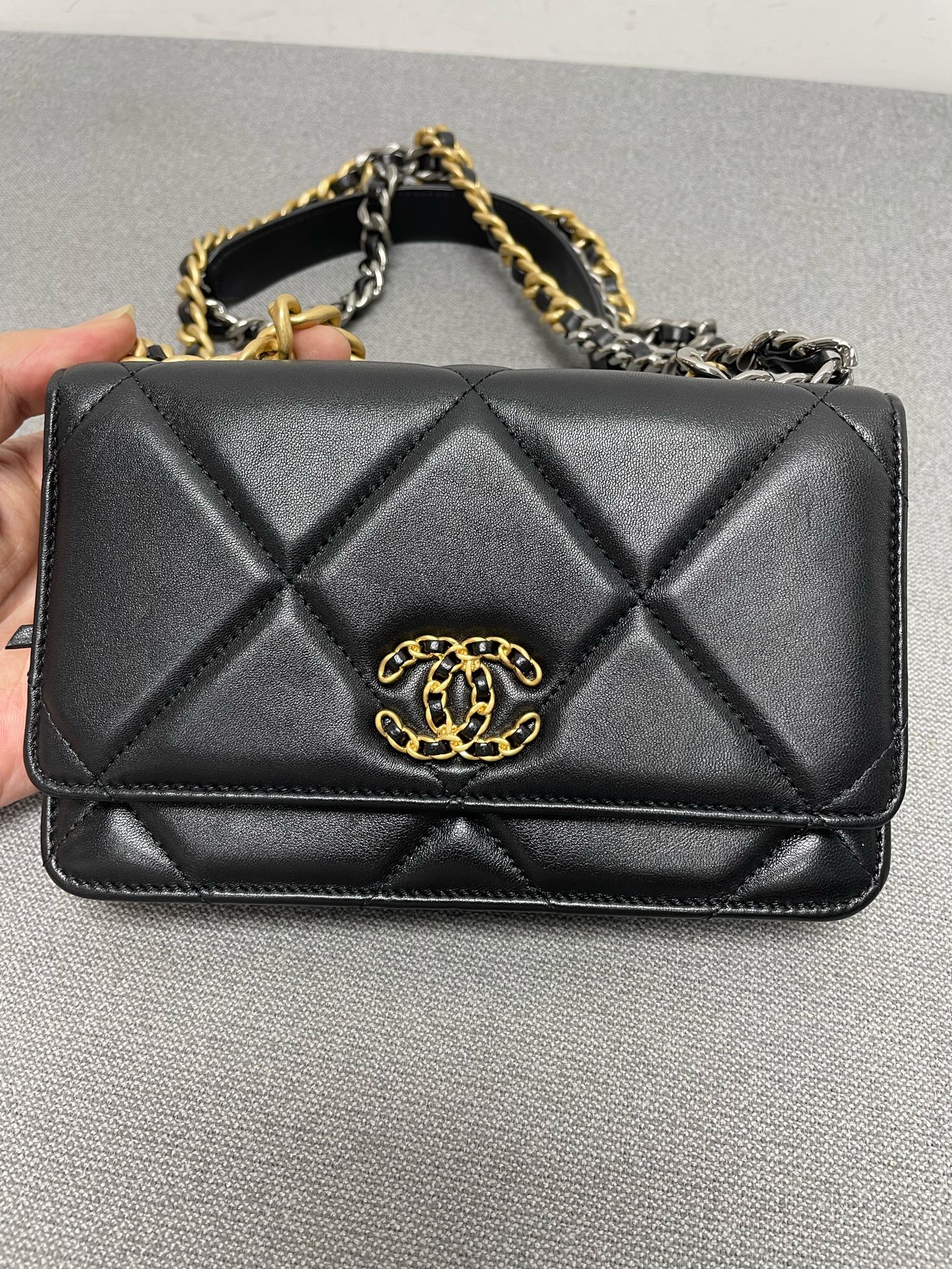 Chanel - 19 WOC - Leather - Black - (mini)