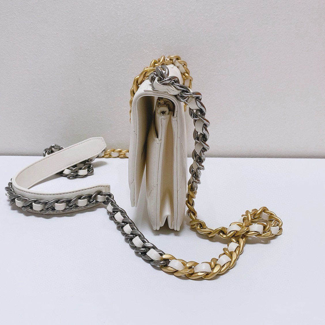 Chanel - 19 WOC (Wallet on Chain) - Lambskin leather - White with Mixed Metal Hardware - (Mini)