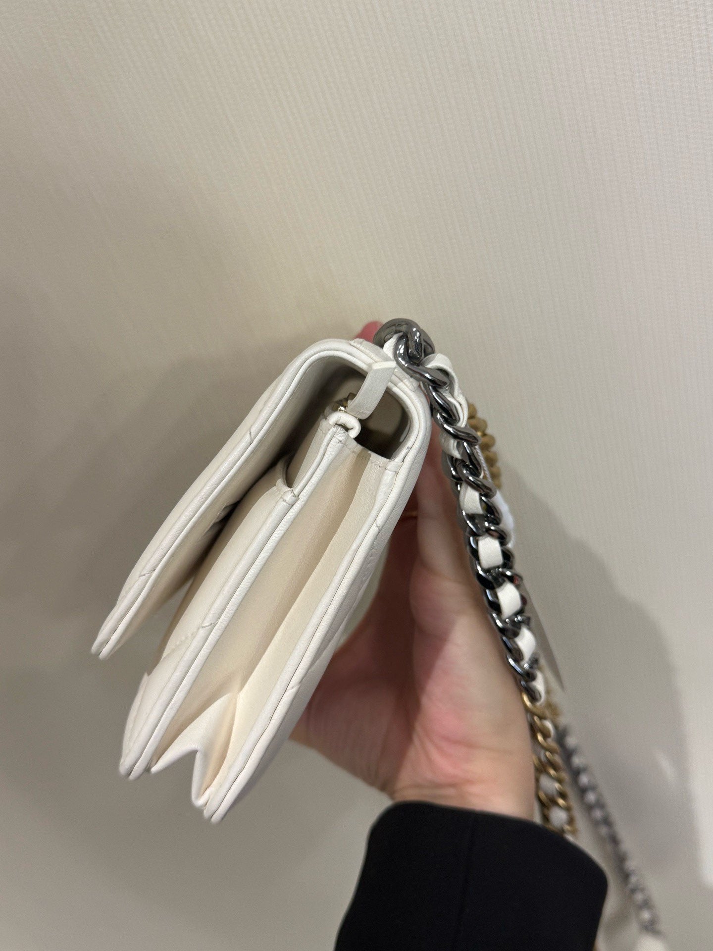 Chanel - 19 WOC (Wallet on Chain) - Lambskin leather - White with Mixed Metal Hardware - (Mini)