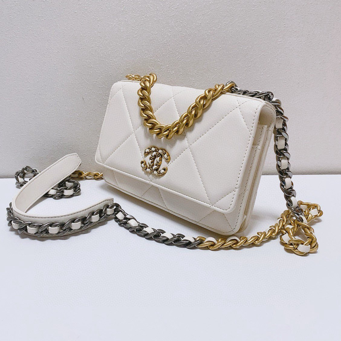 Chanel - 19 WOC (Wallet on Chain) - Lambskin leather - White with Mixed Metal Hardware - (Mini)