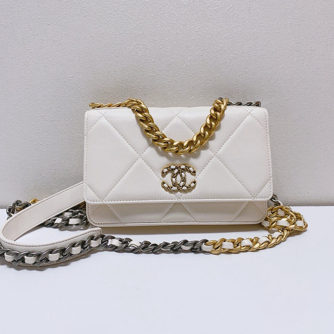 Chanel - 19 WOC (Wallet on Chain) - Lambskin leather - White with Mixed Metal Hardware - (Mini)