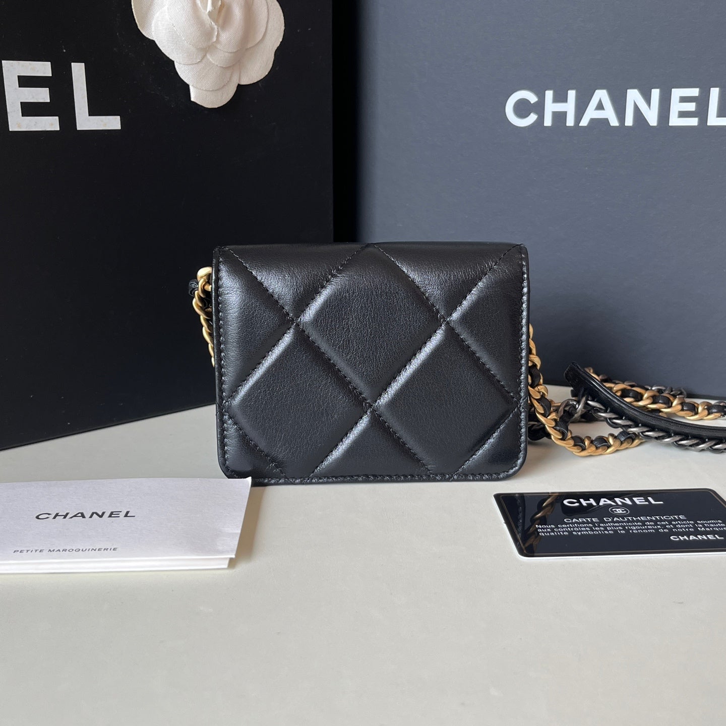 Chanel - 19bag - Leather - Black - (mini)