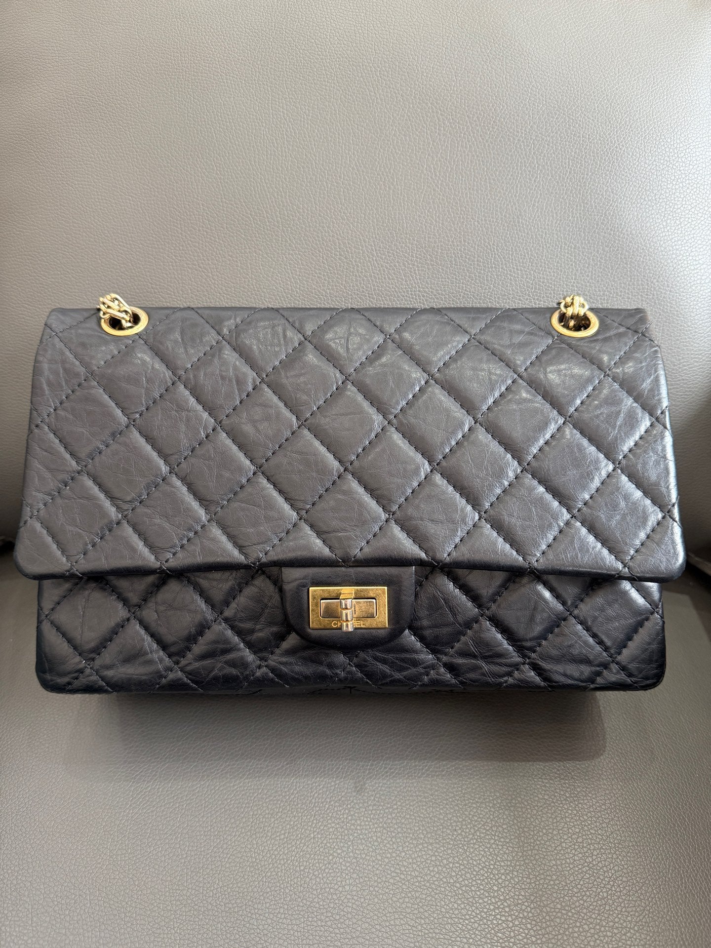 Chanel - 2.55 Reissue 227 - Distressed calfskin leather - Black with Gold-tone Hardware - (Medium-Large)