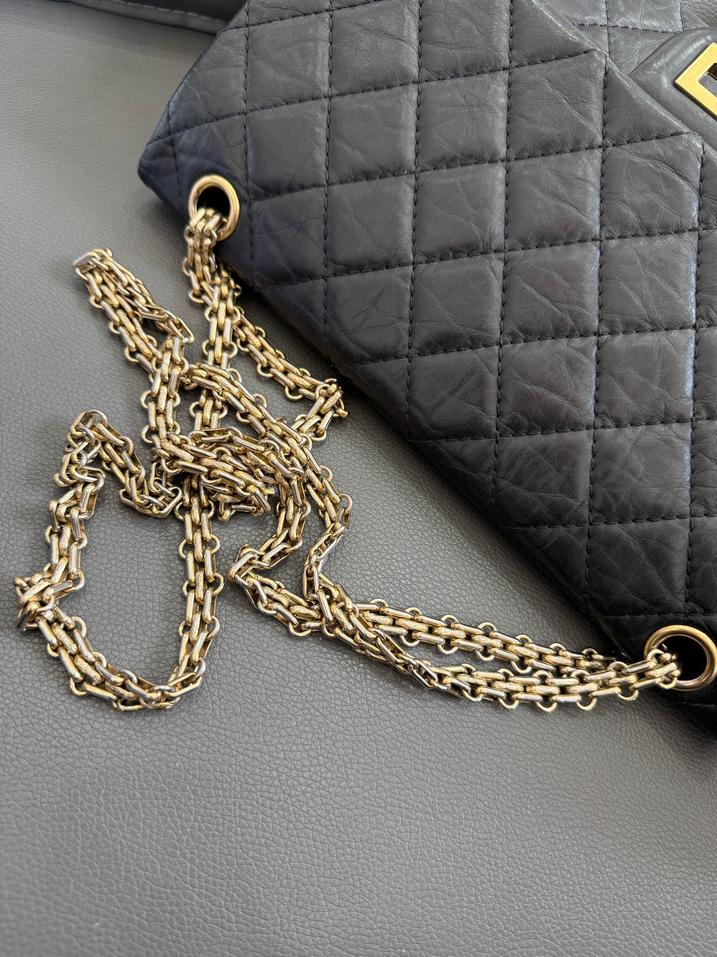 Chanel - 2.55 Reissue 227 - Distressed calfskin leather - Black with Gold-tone Hardware - (Medium-Large)