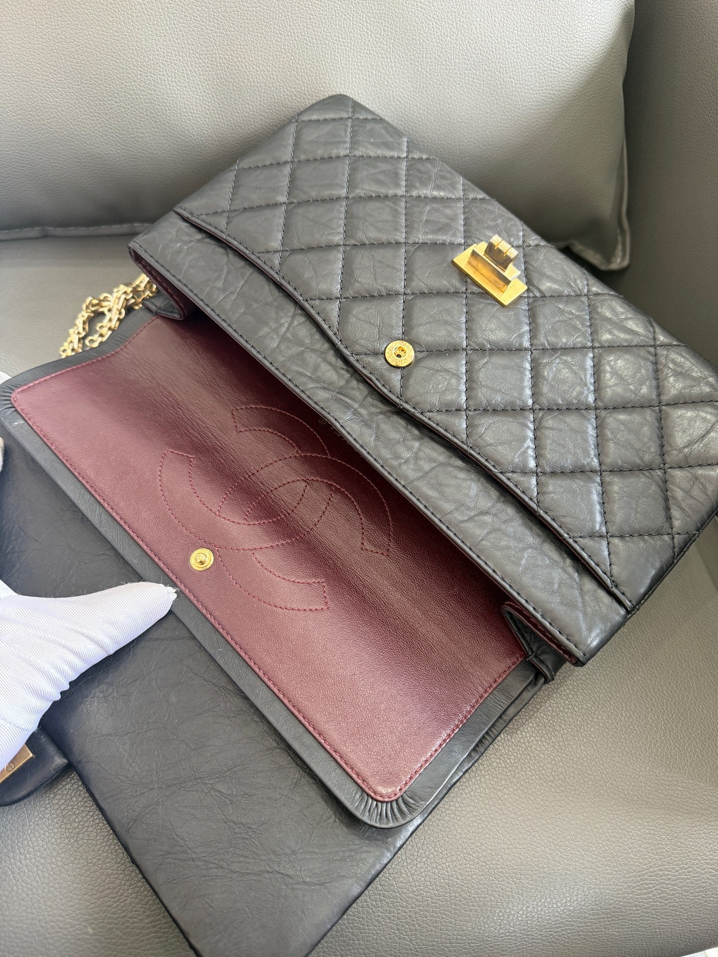 Chanel - 2.55 Reissue 227 - Distressed calfskin leather - Black with Gold-tone Hardware - (Medium-Large)