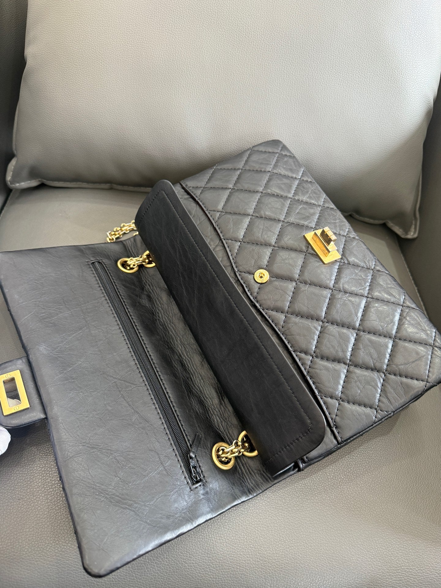 Chanel - 2.55 Reissue 227 - Distressed calfskin leather - Black with Gold-tone Hardware - (Medium-Large)