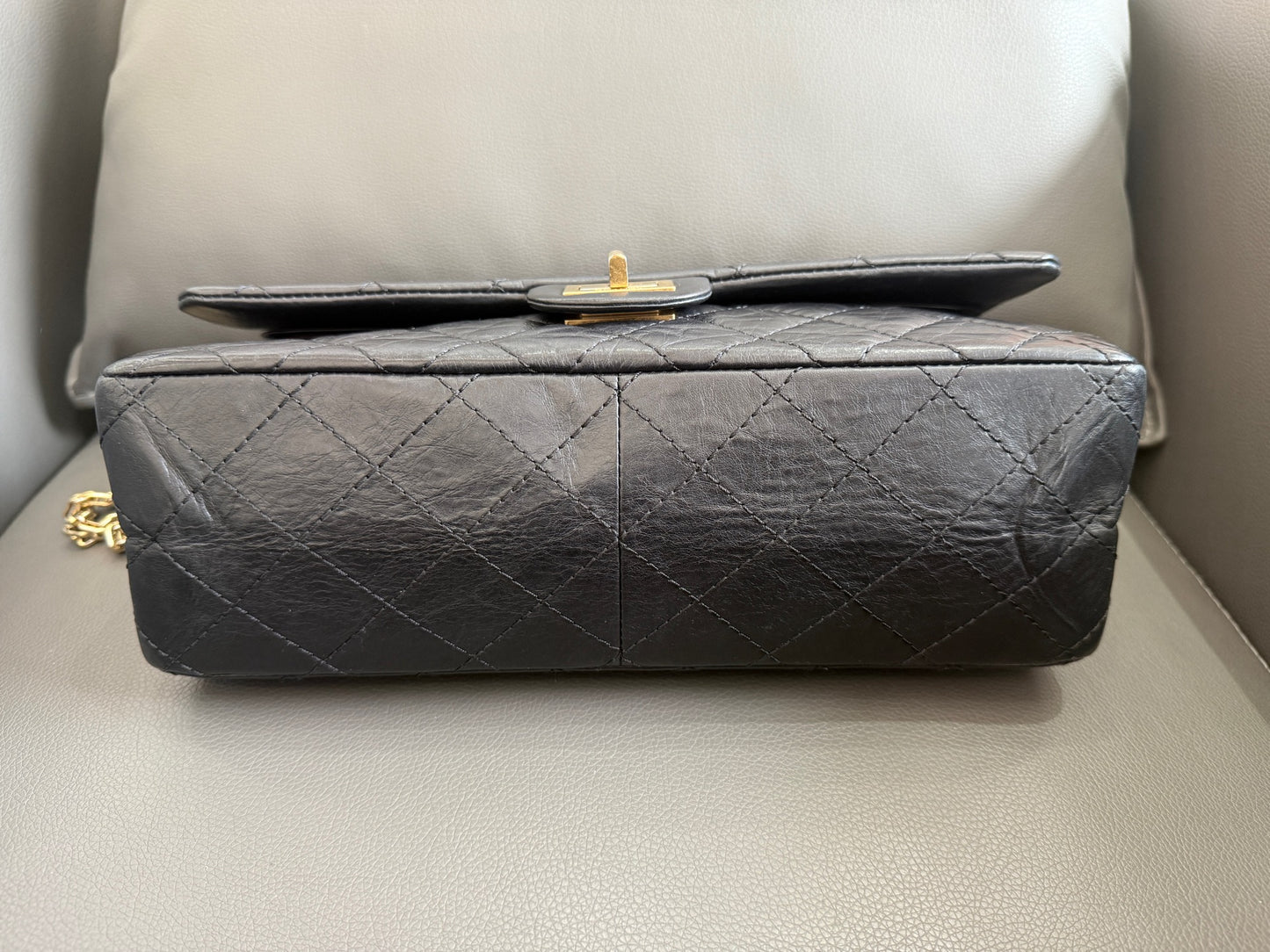 Chanel - 2.55 Reissue 227 - Distressed calfskin leather - Black with Gold-tone Hardware - (Medium-Large)