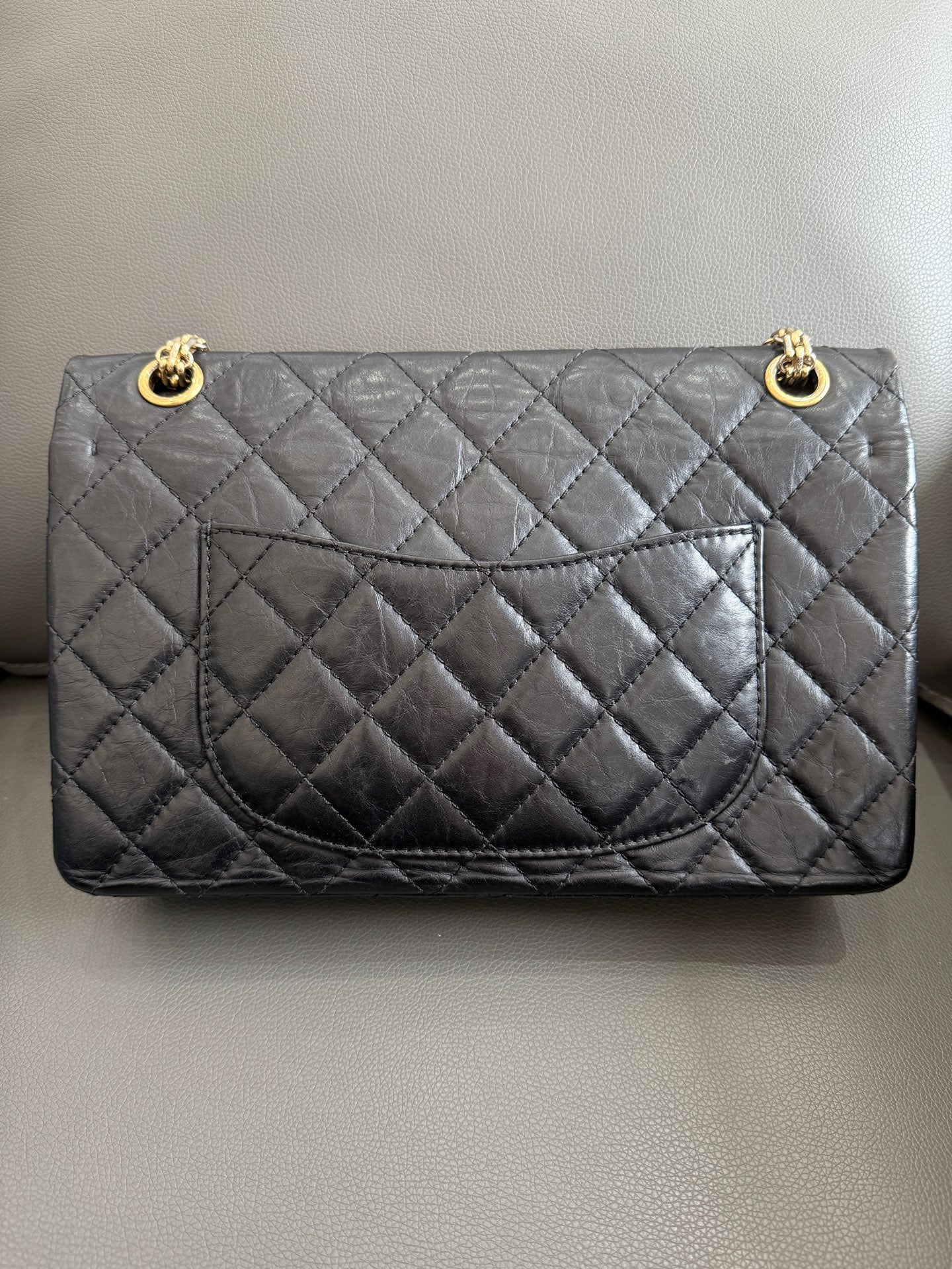 Chanel - 2.55 Reissue 227 - Distressed calfskin leather - Black with Gold-tone Hardware - (Medium-Large)