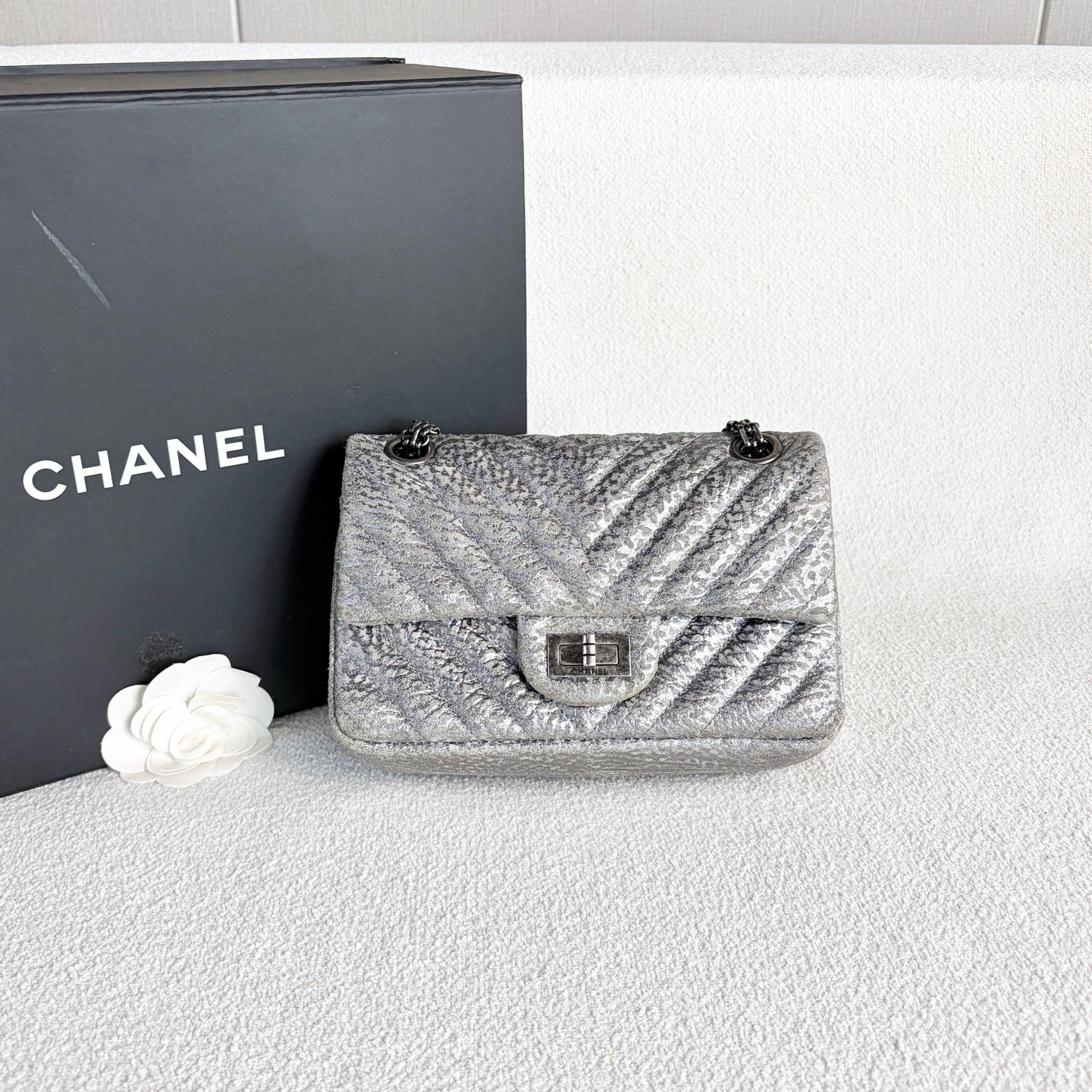 Chanel - 2.55 Reissue Mini V-Quilted Flap Bag - Calfskin leather - Silver - (mini)