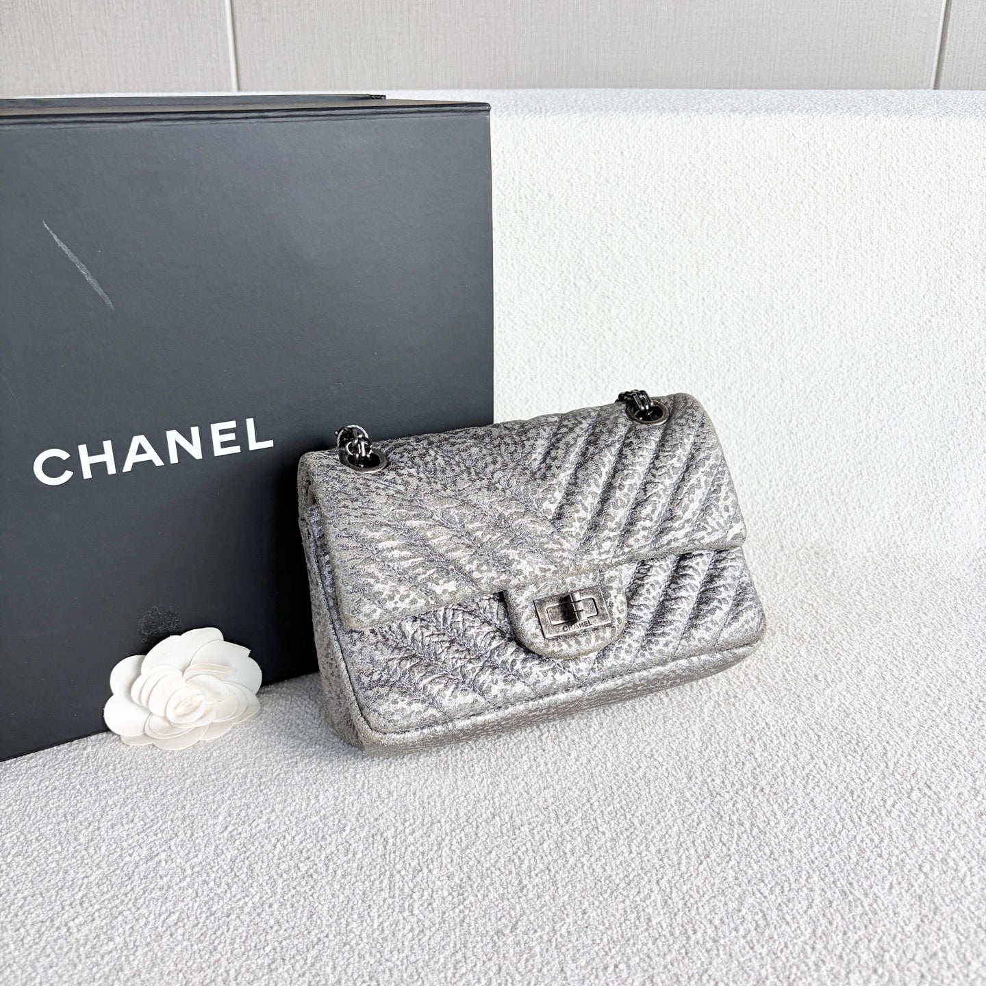 Chanel - 2.55 Reissue Mini V-Quilted Flap Bag - Calfskin leather - Silver - (mini)