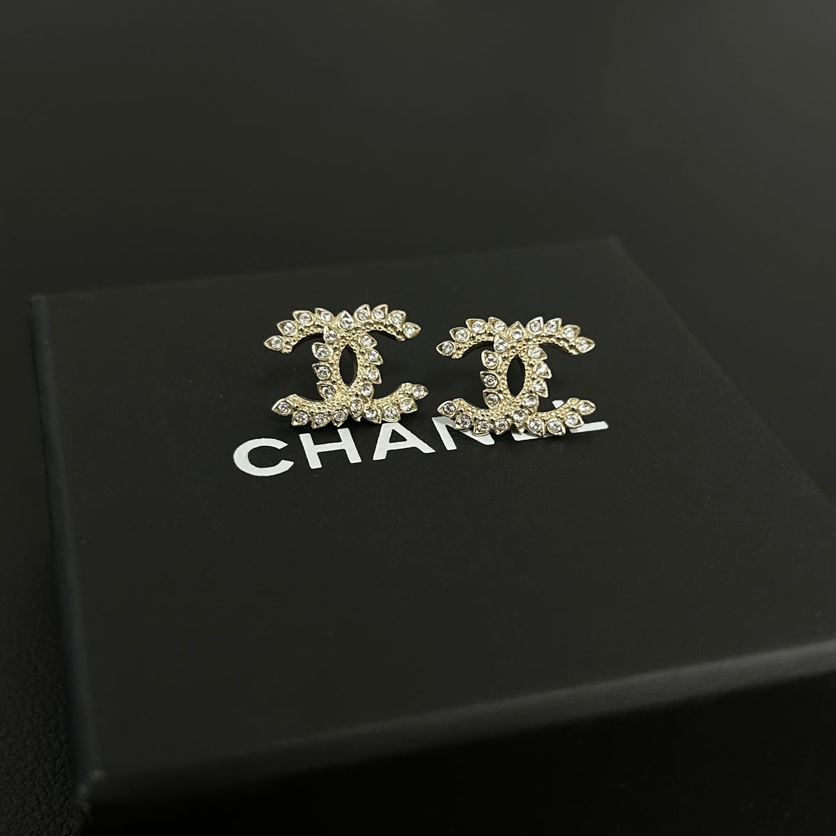 Chanel - 20A - Gold-tone metal alloy with clear crystal embellishments. - Gold