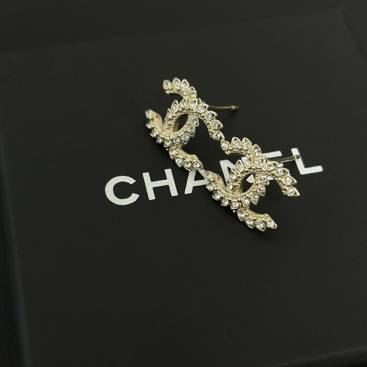 Chanel - 20A - Gold-tone metal alloy with clear crystal embellishments. - Gold
