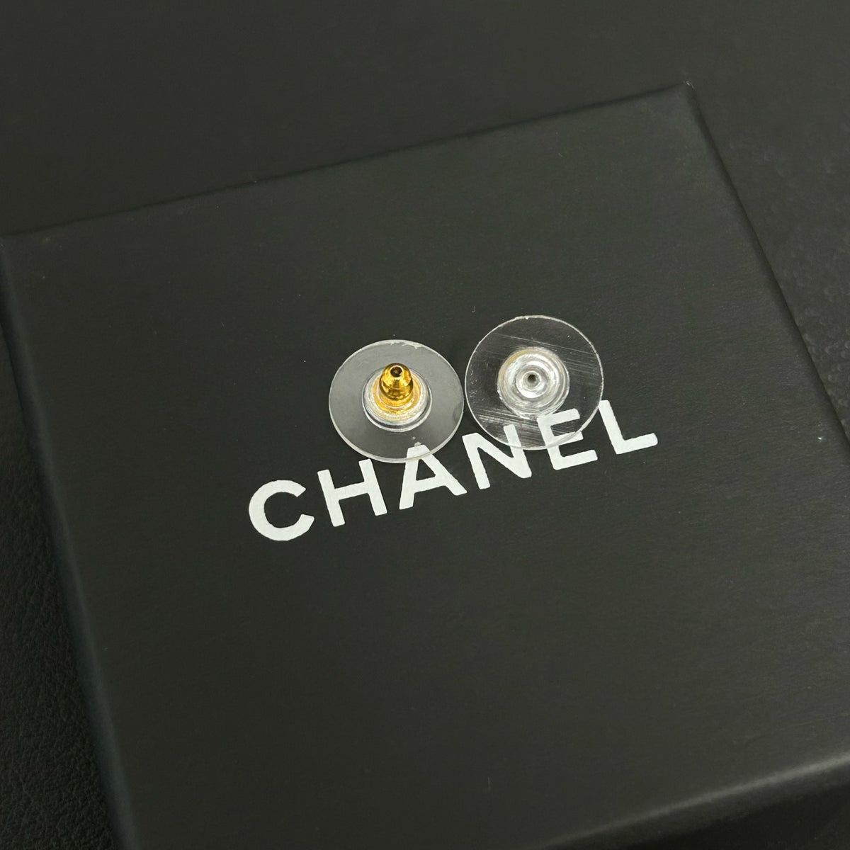 Chanel - 20A - Gold-tone metal alloy with clear crystal embellishments. - Gold