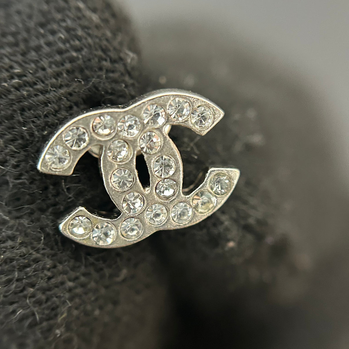 Chanel - 20A - Gold-tone metal alloy with clear crystal embellishments. - Gold