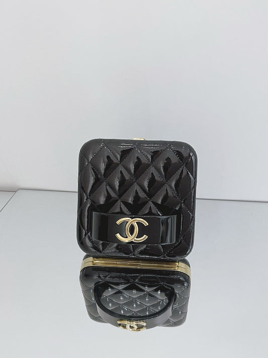 Chanel - 21K Patent Leather Evening Minaudiere with Acrylic Bracelet Handle - Patent leather with calfskin interior - Black - (mini)