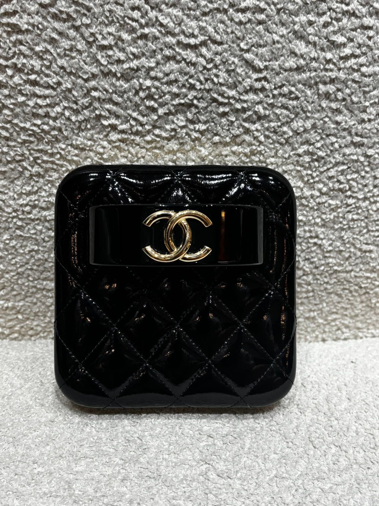 Chanel - 21K Patent Leather Evening Minaudiere with Acrylic Bracelet Handle - Patent leather with calfskin interior - Black - (mini)