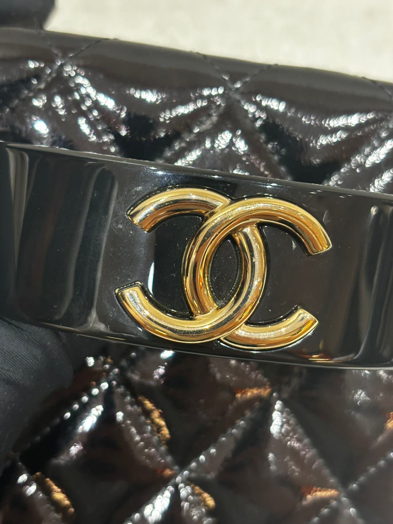 Chanel - 21K Patent Leather Evening Minaudiere with Acrylic Bracelet Handle - Patent leather with calfskin interior - Black - (mini)