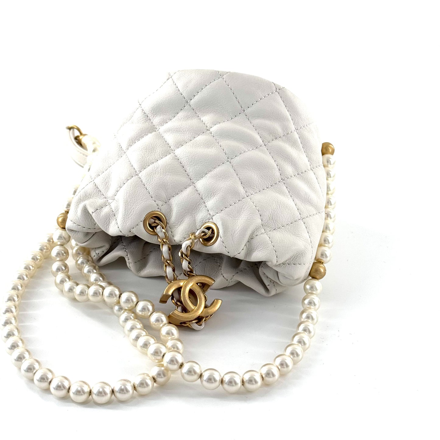 Chanel - 21S Pearl Mini Drawstring Bucket Bag - Lambskin leather and faux pearls - White with Gold-Tone Hardware - (Mini)