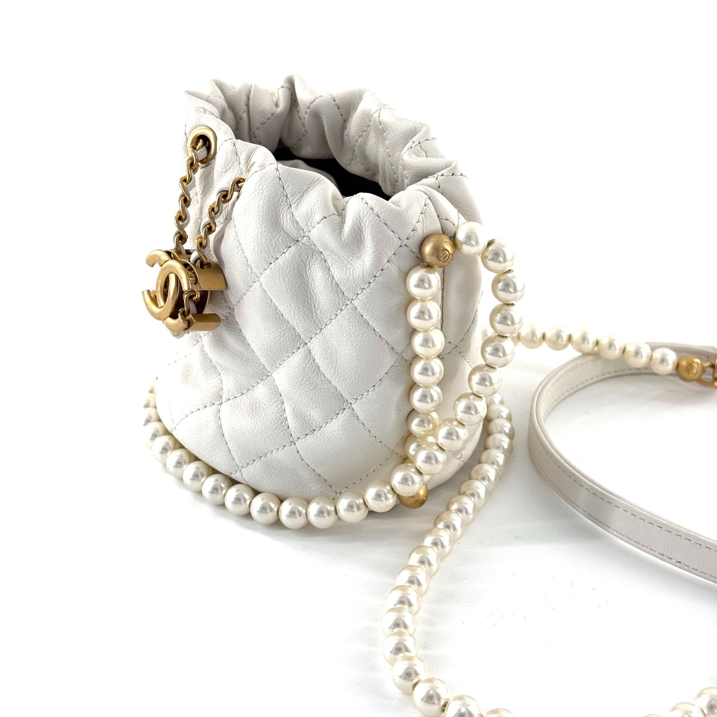 Chanel - 21S Pearl Mini Drawstring Bucket Bag - Lambskin leather and faux pearls - White with Gold-Tone Hardware - (Mini)
