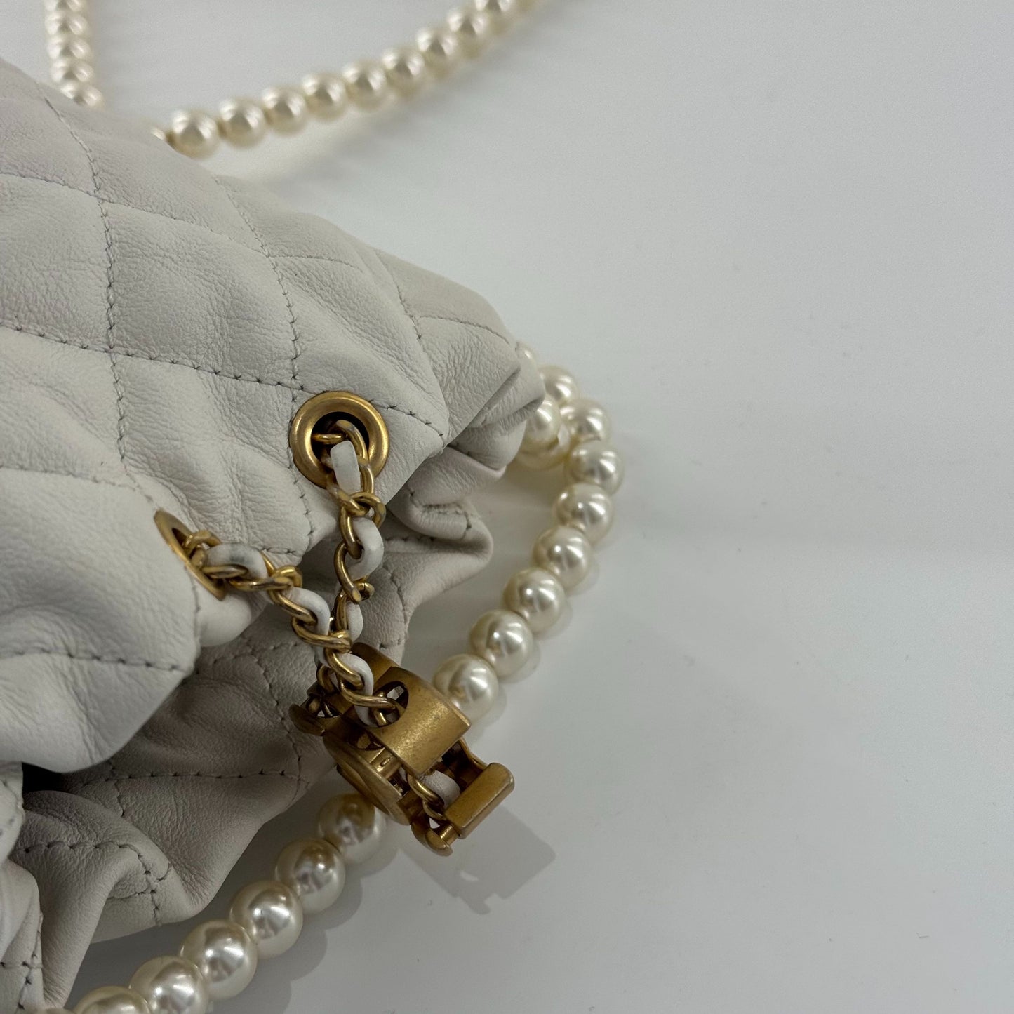 Chanel - 21S Pearl Mini Drawstring Bucket Bag - Lambskin leather and faux pearls - White with Gold-Tone Hardware - (Mini)