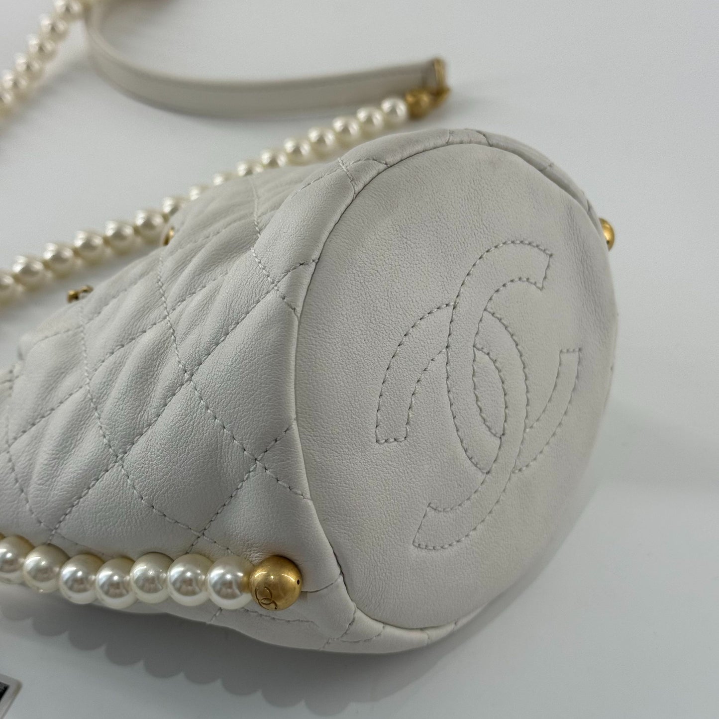 Chanel - 21S Pearl Mini Drawstring Bucket Bag - Lambskin leather and faux pearls - White with Gold-Tone Hardware - (Mini)