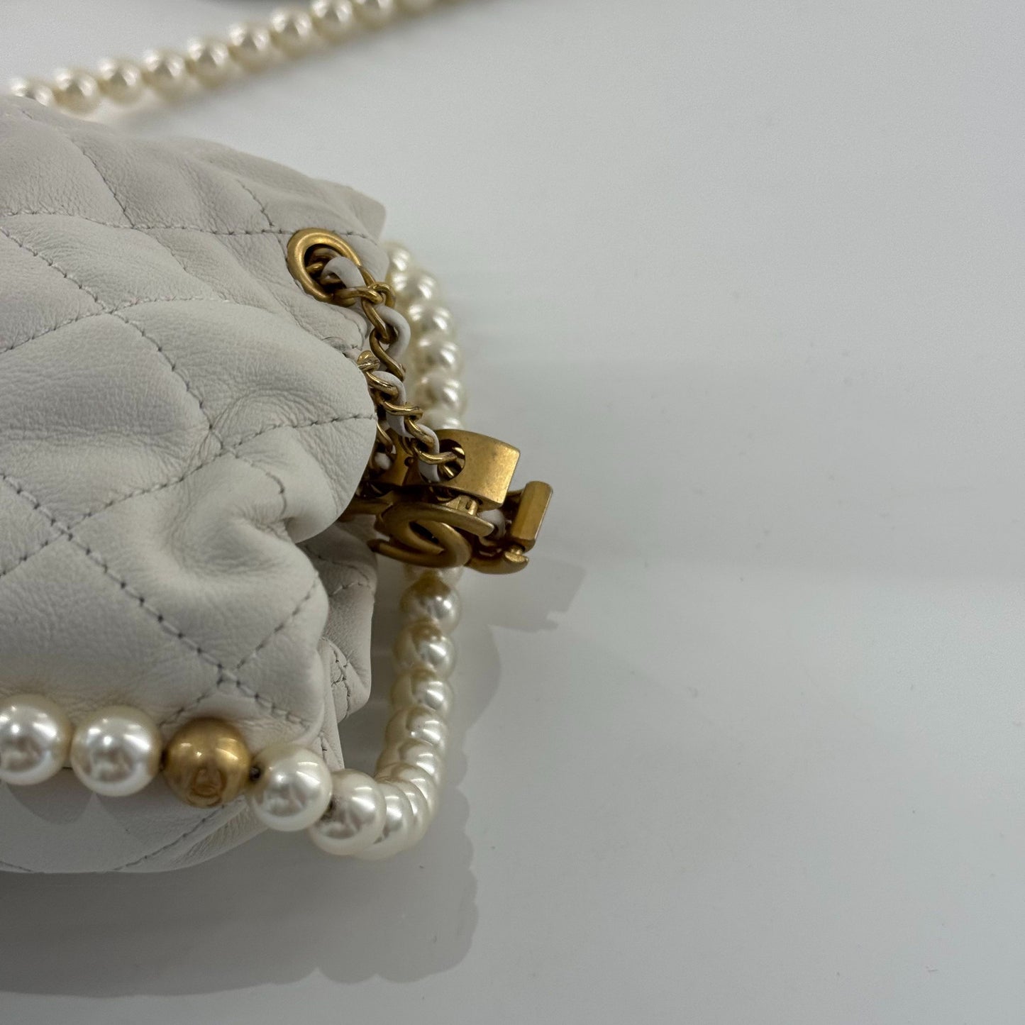 Chanel - 21S Pearl Mini Drawstring Bucket Bag - Lambskin leather and faux pearls - White with Gold-Tone Hardware - (Mini)