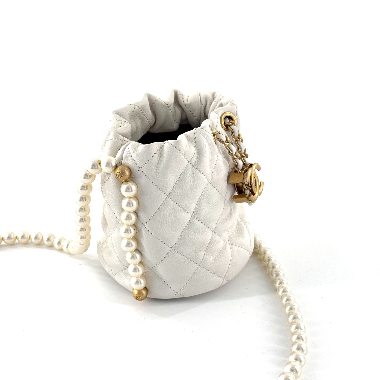 Chanel - 21S Pearl Mini Drawstring Bucket Bag - Lambskin leather and faux pearls - White with Gold-Tone Hardware - (Mini)