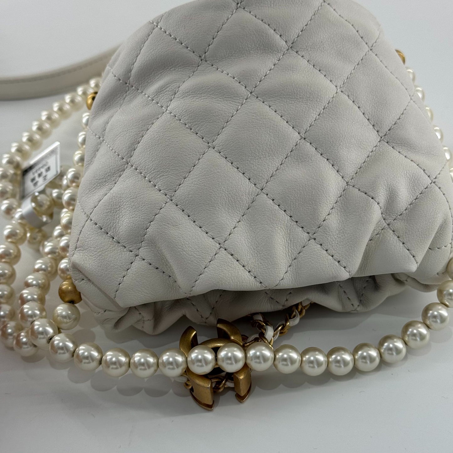 Chanel - 21S Pearl Mini Drawstring Bucket Bag - Lambskin leather and faux pearls - White with Gold-Tone Hardware - (Mini)