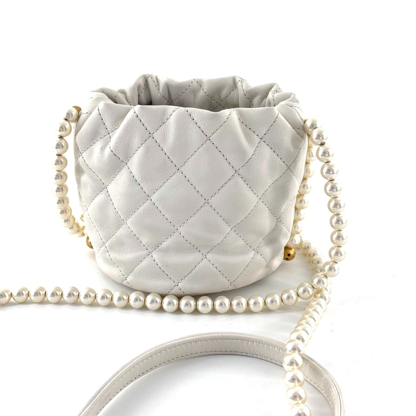 Chanel - 21S Pearl Mini Drawstring Bucket Bag - Lambskin leather and faux pearls - White with Gold-Tone Hardware - (Mini)