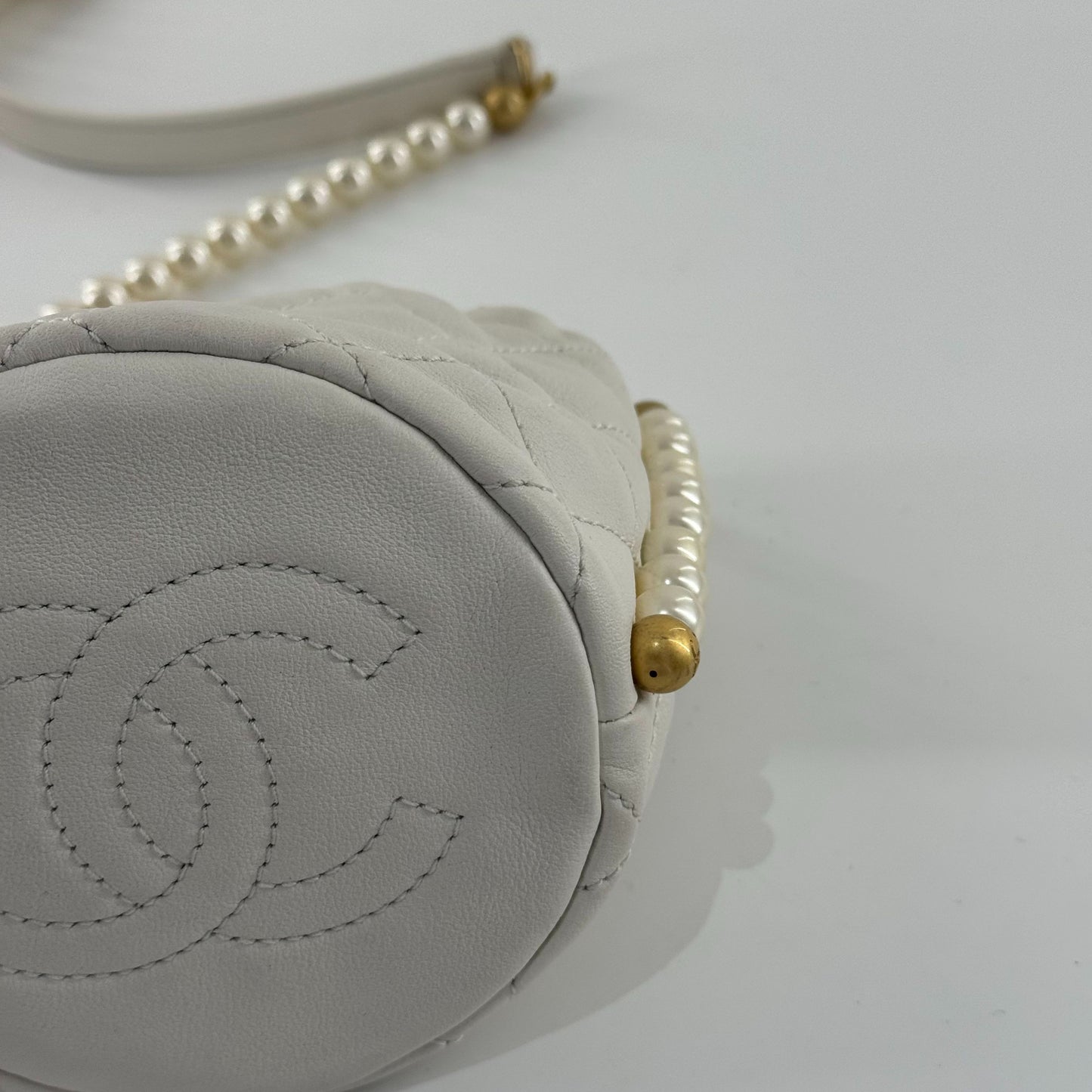 Chanel - 21S Pearl Mini Drawstring Bucket Bag - Lambskin leather and faux pearls - White with Gold-Tone Hardware - (Mini)