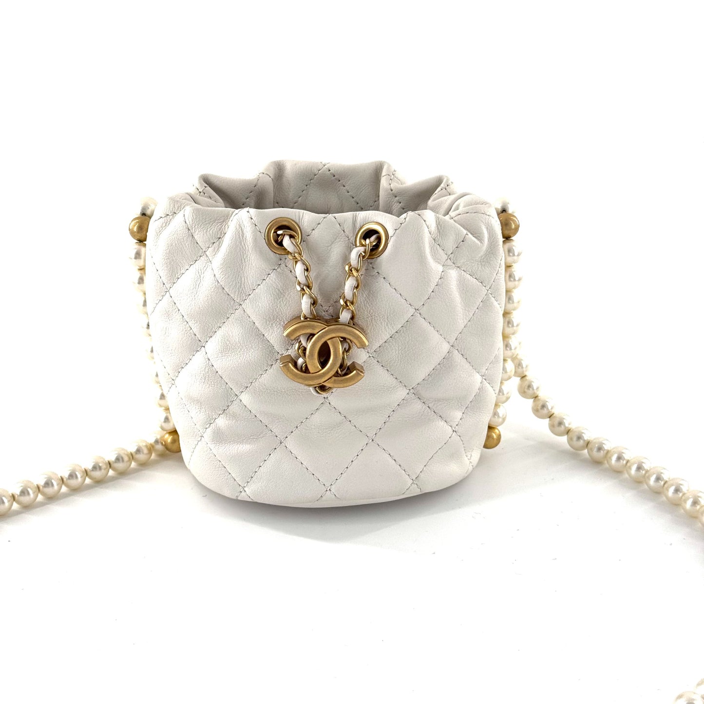 Chanel - 21S Pearl Mini Drawstring Bucket Bag - Lambskin leather and faux pearls - White with Gold-Tone Hardware - (Mini)
