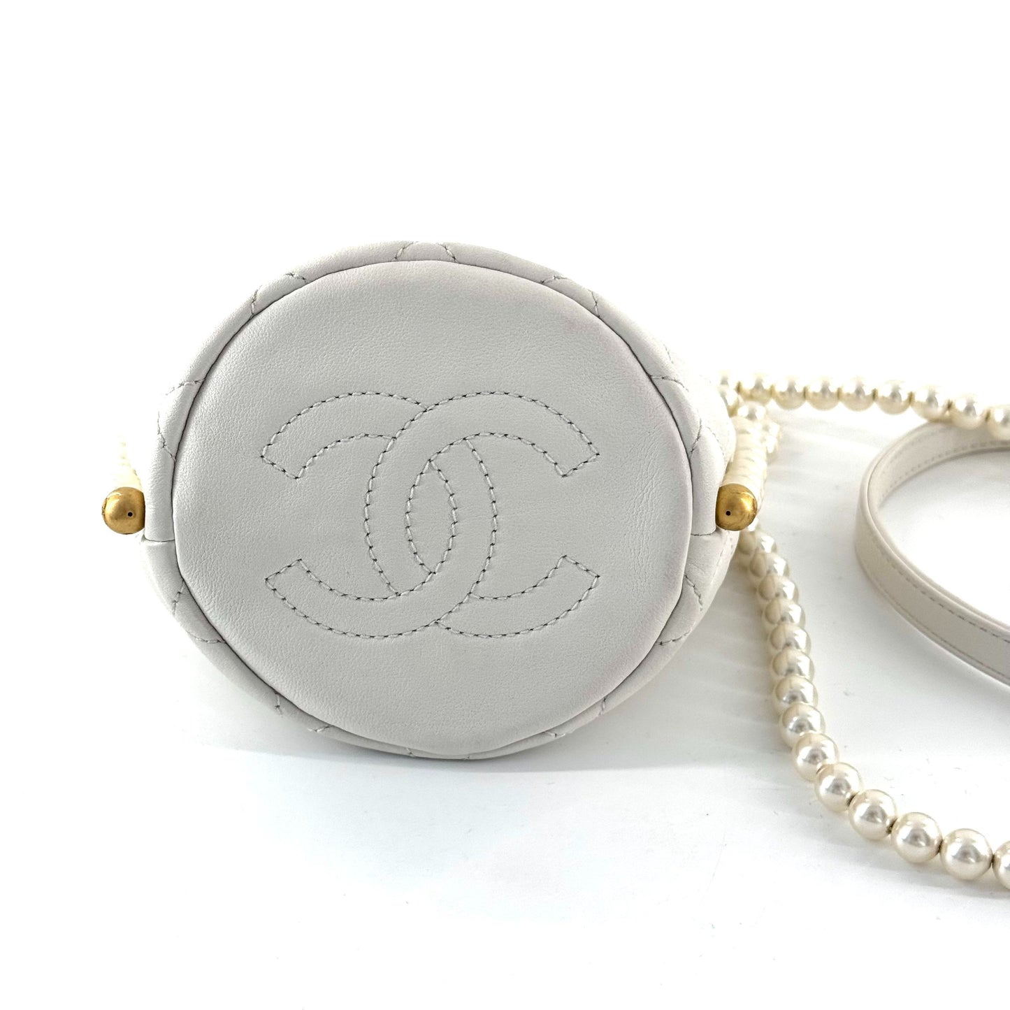 Chanel - 21S Pearl Mini Drawstring Bucket Bag - Lambskin leather and faux pearls - White with Gold-Tone Hardware - (Mini)