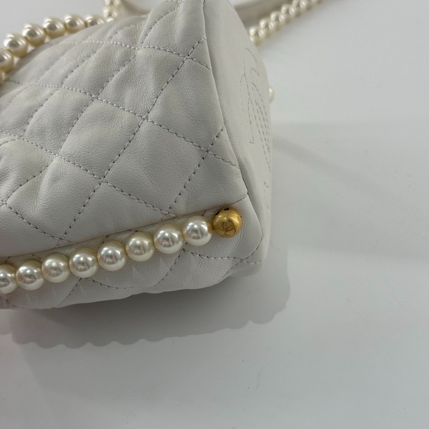 Chanel - 21S Pearl Mini Drawstring Bucket Bag - Lambskin leather and faux pearls - White with Gold-Tone Hardware - (Mini)