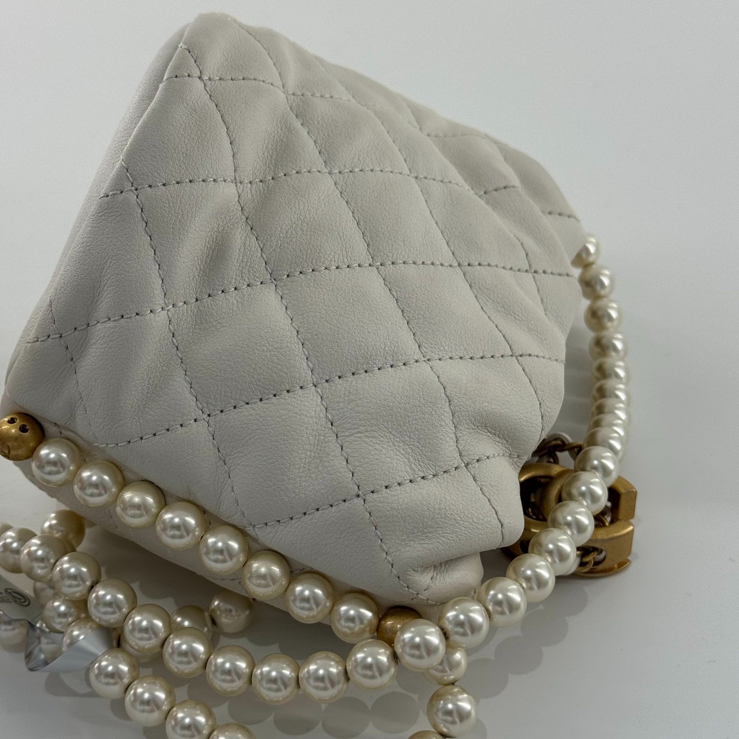 Chanel - 21S Pearl Mini Drawstring Bucket Bag - Lambskin leather and faux pearls - White with Gold-Tone Hardware - (Mini)