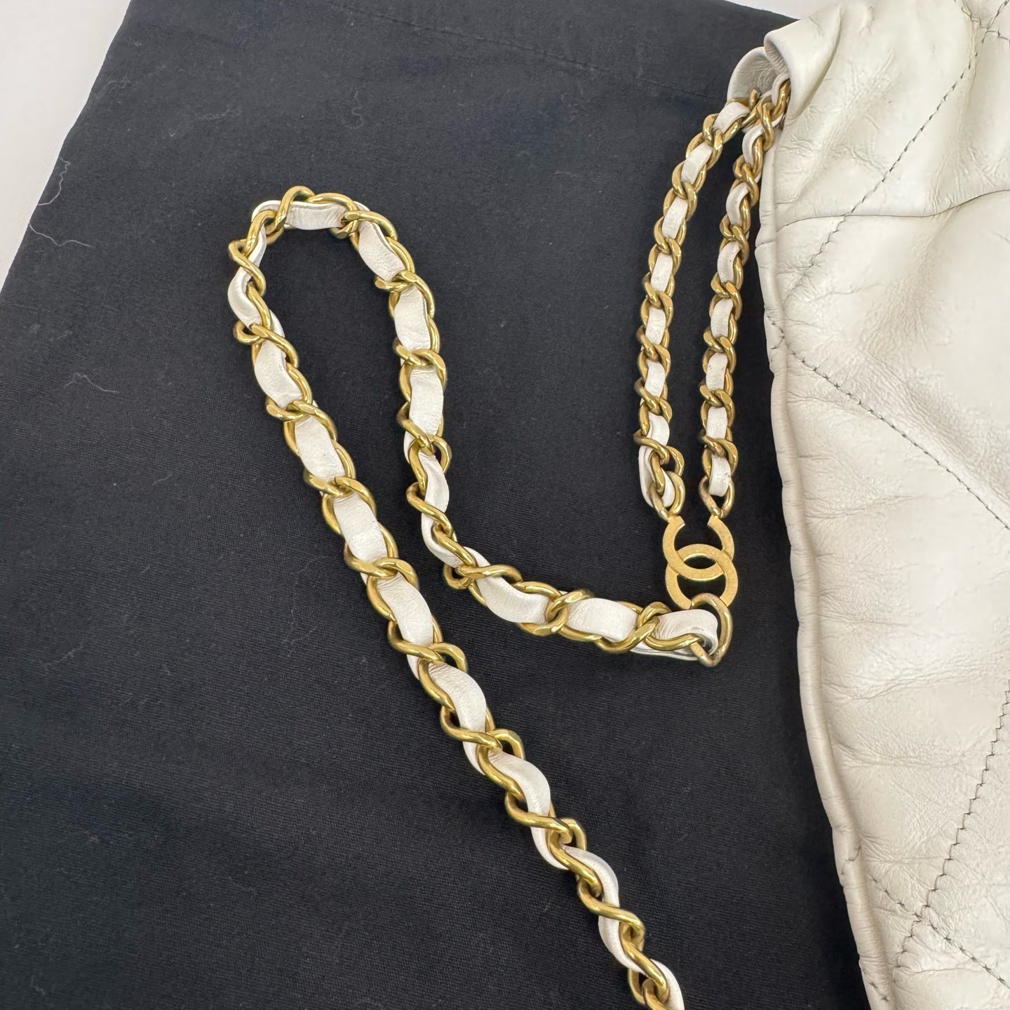 Chanel - 22 Bag - Leather - White - (medium)