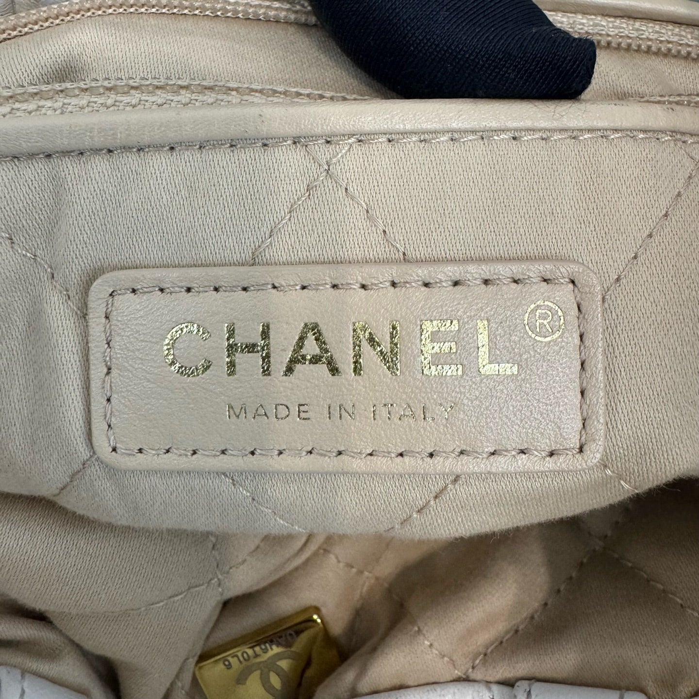 Chanel - 22 Bag - Leather - White - (medium)