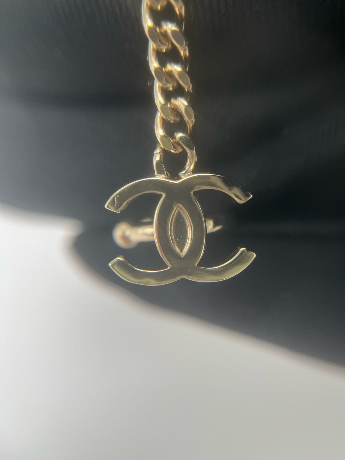 Chanel - 22B - Gold-tone metal with clear and pink glass crystals. - Multicolour