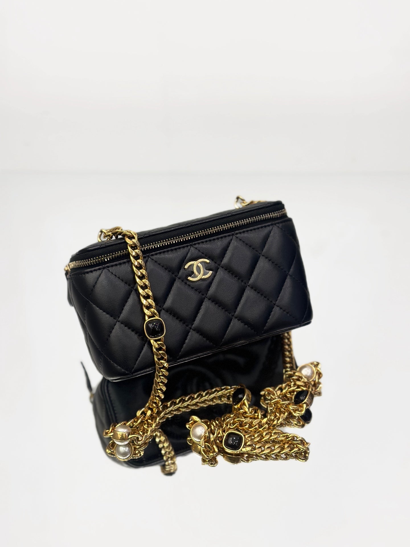 Chanel - 22B Vanity Case with Gem-Embellished Chain Strap - Lambskin leather - Black with Gold-Tone Hardware - (mini)