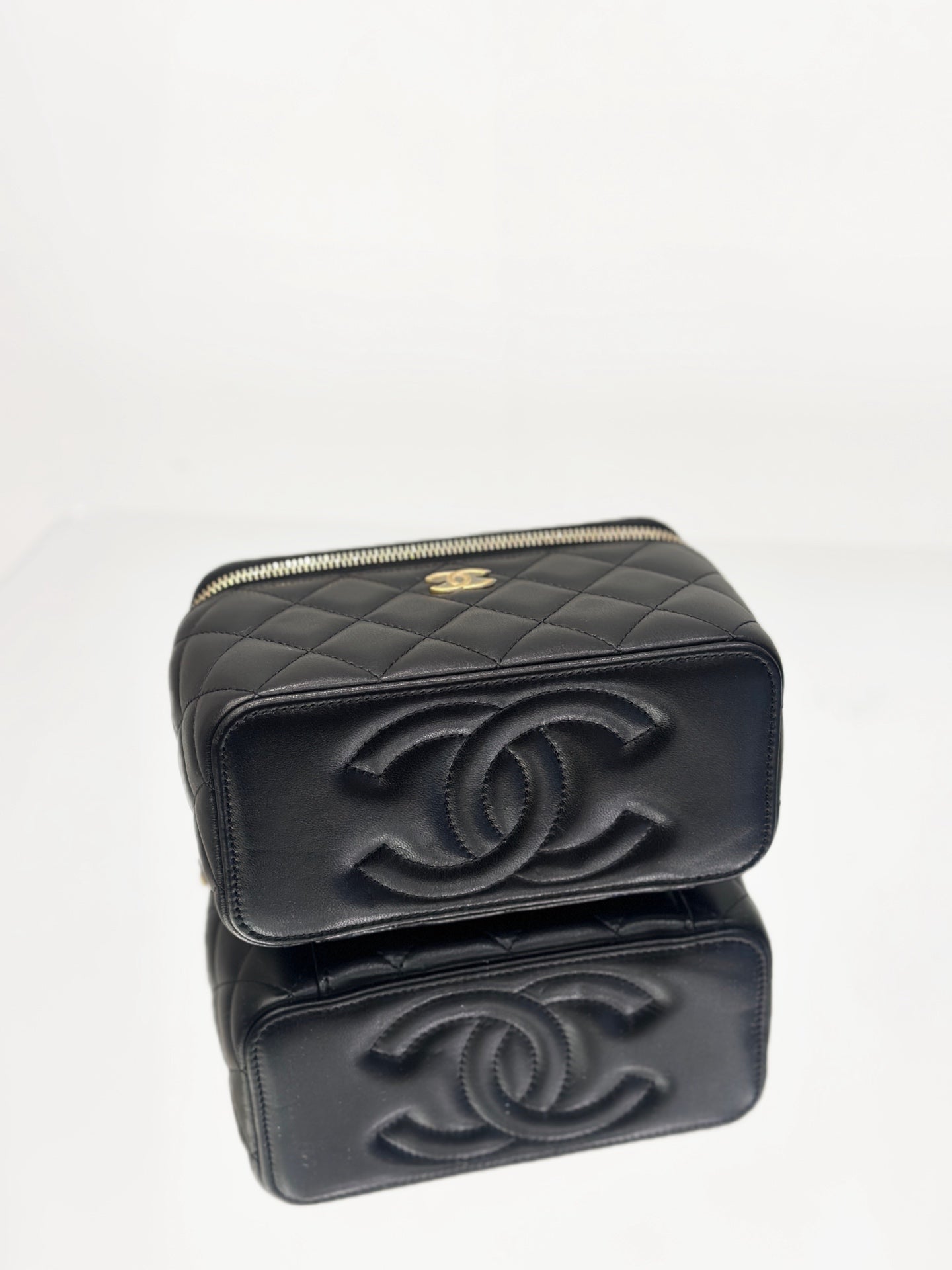 Chanel - 22B Vanity Case with Gem-Embellished Chain Strap - Lambskin leather - Black with Gold-Tone Hardware - (mini)