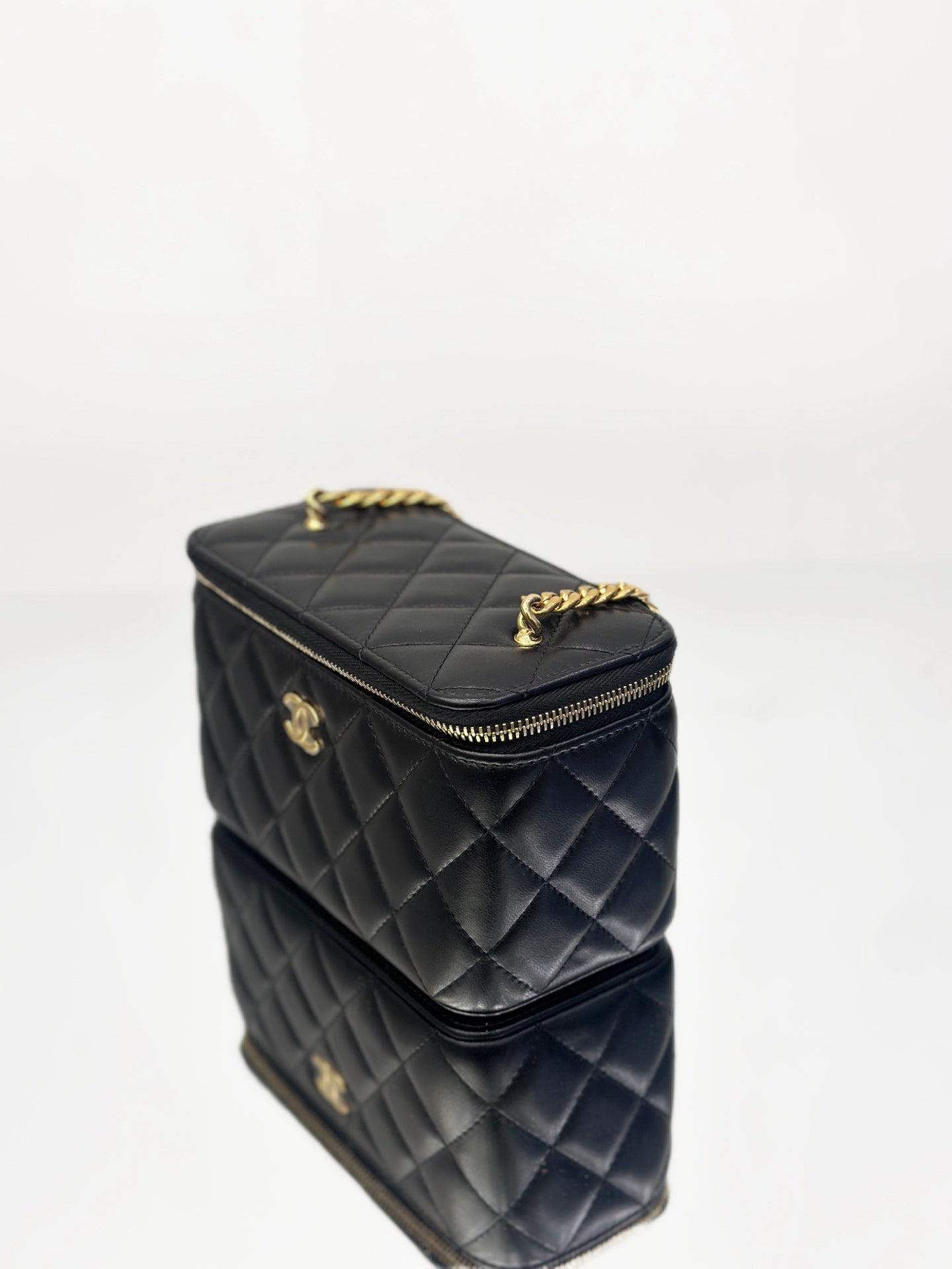 Chanel - 22B Vanity Case with Gem-Embellished Chain Strap - Lambskin leather - Black with Gold-Tone Hardware - (mini)