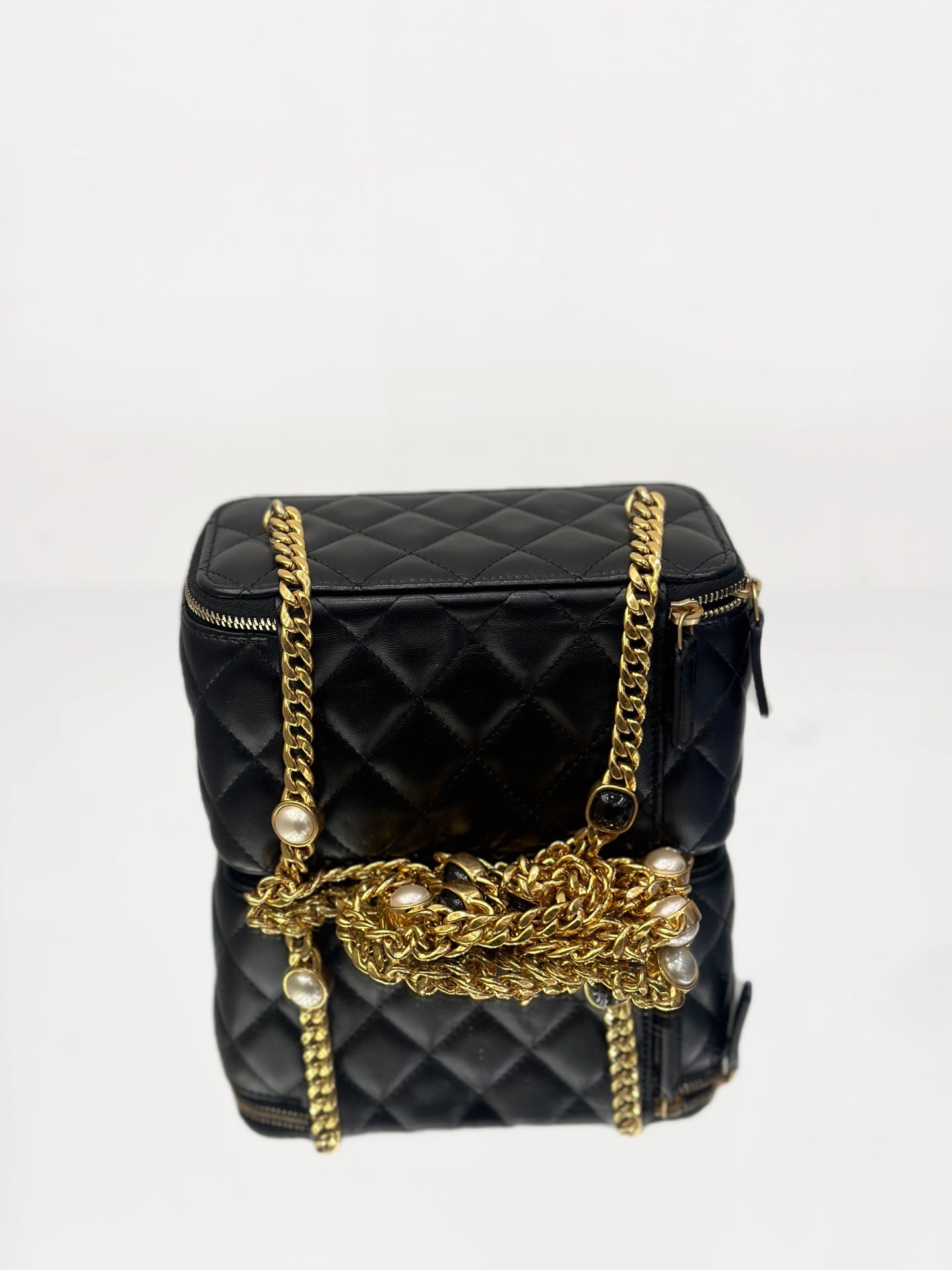 Chanel - 22B Vanity Case with Gem-Embellished Chain Strap - Lambskin leather - Black with Gold-Tone Hardware - (mini)