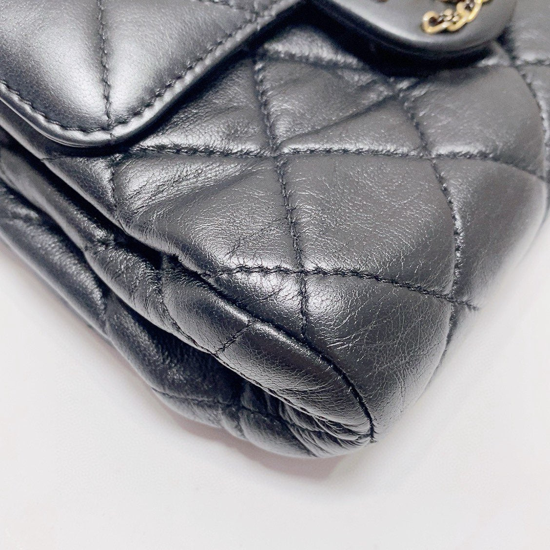 Chanel - 22C Accordion Pleated Mini Rectangular Flap Bag - Lambskin leather - Black with Gold-Tone Hardware - (mini)