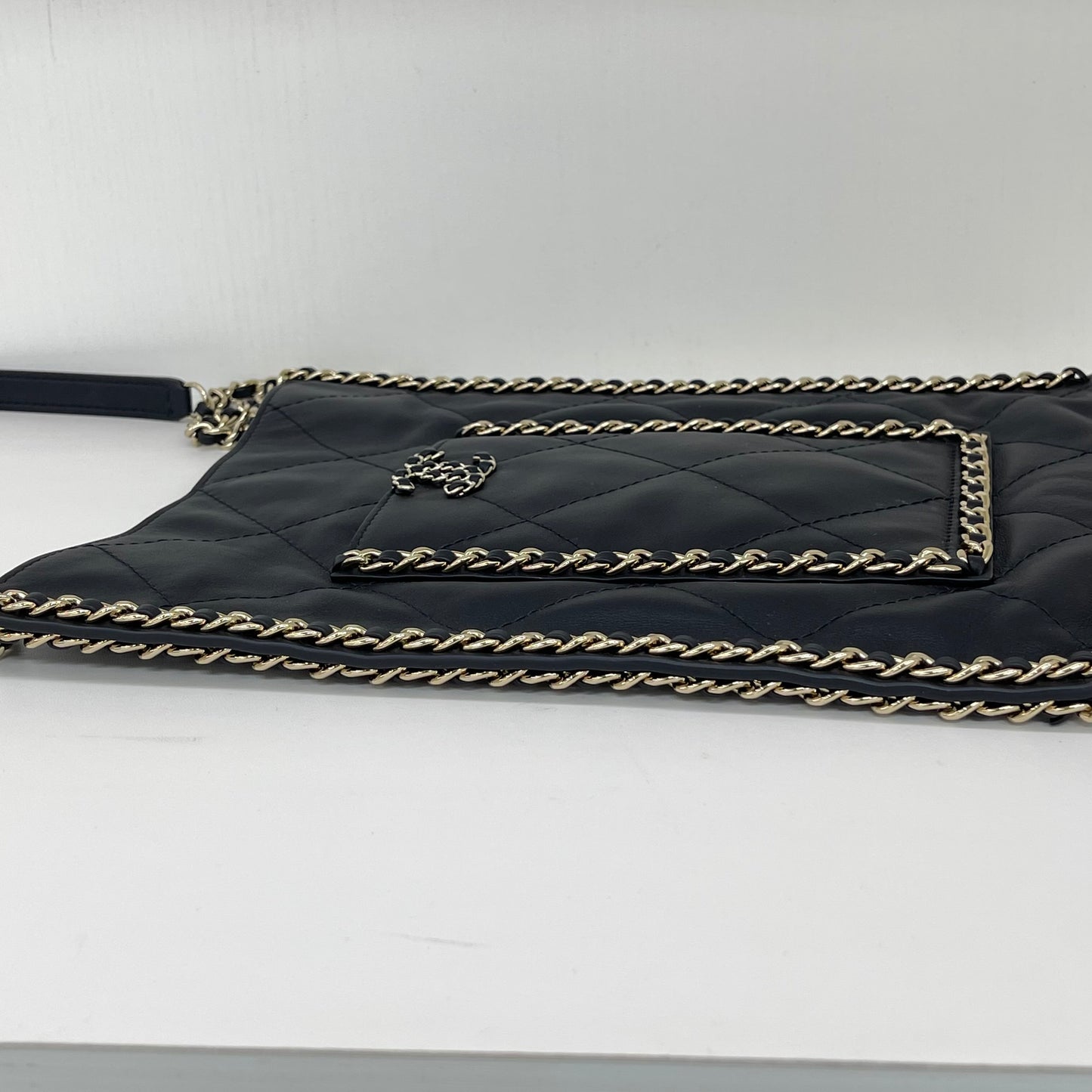 Chanel - 22C Chain-Trim Tote Bag - Cowhide leather - Black - (medium)
